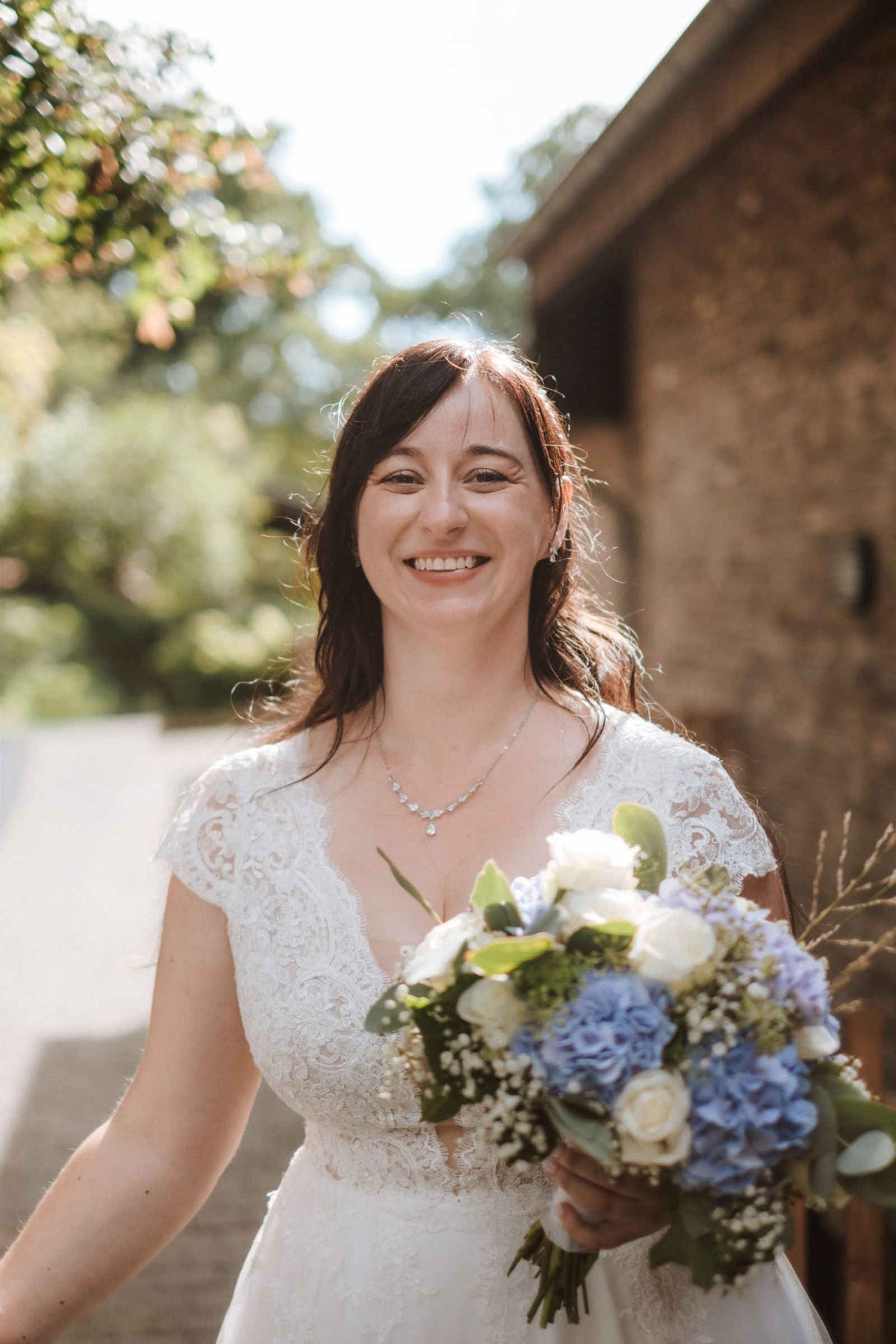 Braut mit natürlichem Braut Make-up und lockerem Hairstyling