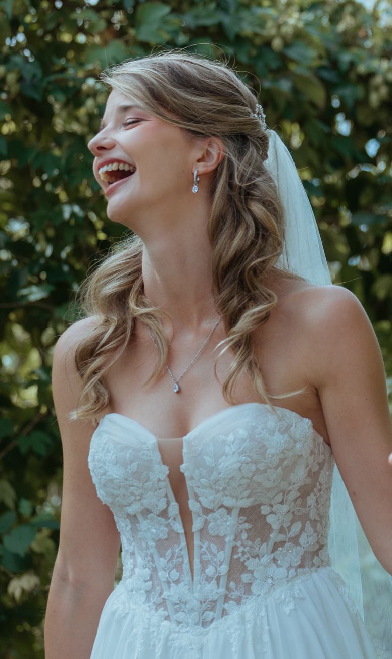 Braut mit weichen Wellen und natürlichem Hochzeitslook